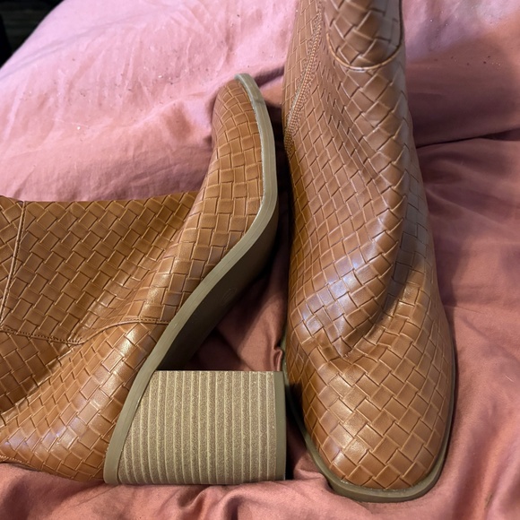 Gorgeous Express brown suede booties size 11 - Picture 5 of 7
